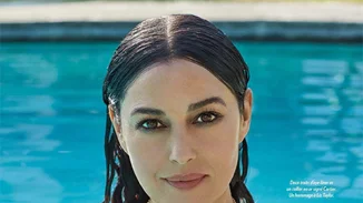 H Monica Belucci γυμνή στην πισίνα στα 51 της χρόνια!