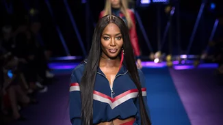 Versace: Η Naomi Campbell και πολλά ακόμα supermodels στο catwalk του οίκου