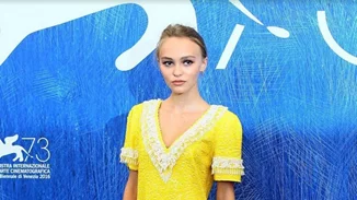Lily Rose Depp: Η εκθαμβωτική εμφάνισή της στο photocall του "Planetarium" μας εντυπωσίασε