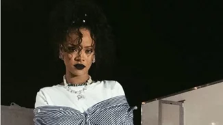 Rihanna: Φιλάει τον Drake επί σκηνής (βίντεο)