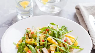 Κάνεις δίαιτα; Φτιάξε αυτή τη σαλάτα με ανανά