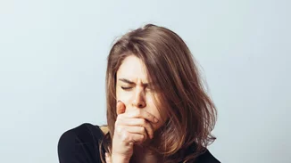 Ταλαιπωρείσαι από πονόλαιμο και βήχα; Αυτή είναι η απόλυτη λύση στο πρόβλημα