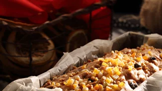 Φθινοπωρινό κέικ με ροδάκινα, σταφίδες και ανανά