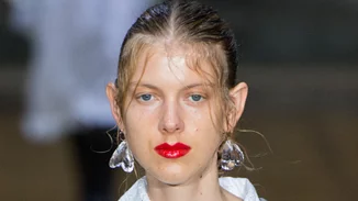 Σίγουρα δεν έχεις δει να φορούν έτσι το πανωφόρι!