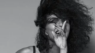 Η Μαρία Σολωμού φωτογραφίζεται χωρίς μακιγιάζ, χωρίς ρετούς, χωρίς τίποτα περιττό