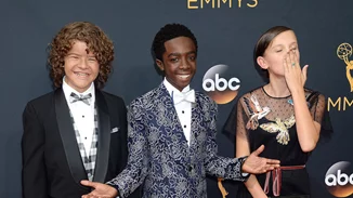 Emmy Awards 2016: Οι μικροί πρωταγωνιστές της σειράς "Stranger Things" ξεσήκωσαν το κοινό των βραβείων