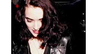 Winona Ryder: 10 άψογα looks της από τα 90s για να αντιγράψεις τώρα