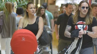 Πηνελόπη Αναστασοπούλου- Φώτης Μπερνάρντο: Βόλτα για ψώνια μαζί με την κόρη τους