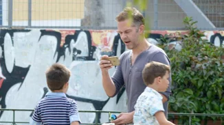 Χρήστος Λούλης: Βόλτα στο πάρκο με το γιο του