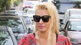 Ελένη Μενεγάκη: Με βρεγμένο μαλλί στην Κηφισιά