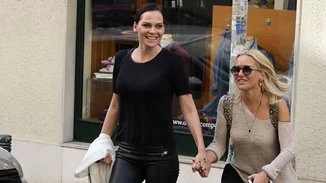 Υβόννη Μπόσνιακ-Μαρία Μπεκατώρου: Χέρι-χέρι βόλτα στα μαγαζιά