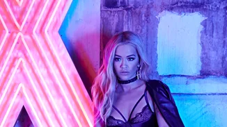 Rita Ora x Tezenis: Φοράει τα εσώρουχα της νέας της συλλογής και αναστατώνει! (βίντεο)