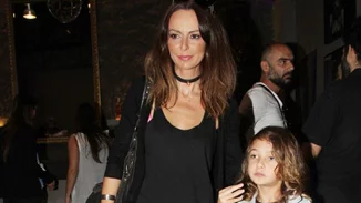 Μπέττυ Μαγγίρα: Με τις κόρες της στο θέατρο