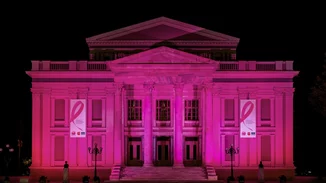 Το Δημοτικό Θέατρο Πειραιά έγινε ροζ!