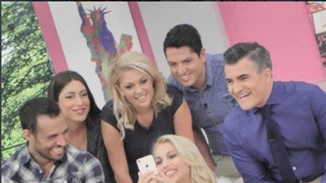 Η πρεμιέρα της εκπομπής με τις «διάσημες» ευχές και τα πρώτα λόγια της παρουσιάστριας