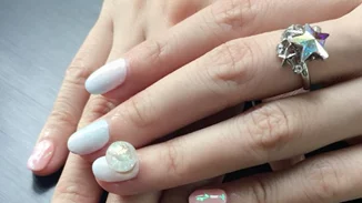 #maniMonday: Το εφέ των Snow Globe Nails θα δώσει... άλλη διάσταση στο manicure σου