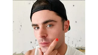 Zac Efron: Αυτός είναι ο λόγος που βάφει τα νύχια του και είναι συγκινητικός