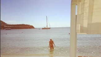 #SummerNeverEnds: Η διάσημη παρουσιάστρια συνεχίζει τα μπάνια ΚΑΙ τον Οκτώβρη