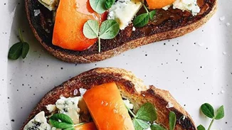 Φρυγανισμένο ψωμί με ροδάκινο και blue cheese για μια εναλλακτική του κλασικού τοστ