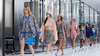 Chanel: 35 φωτογραφίες από το πιο πολυσυζητημένο show του Παρισιού