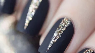 #maniMonday: Glitter στα νύχια - Ο σωστός τρόπος υιοθέτησης το trend για να μη δείχνεις υπερβολική!