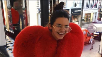 Kendall Jenner: Εξηγεί γιατί λατρεύει να δείχνει το στήθος της (βίντεο)