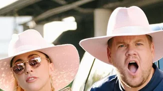 Lady Gaga: Τραγουδάει τις μεγαλύτερες επιτυχίες της μέσα σε αμάξι (βίντεο)