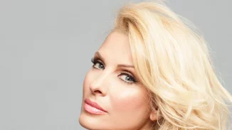 Μενεγάκη- Παντζόπουλος: Αγκαλιά στο στολισμένο χριστουγεννιάτικο δέντρο παρέα με τα παιδιά τους