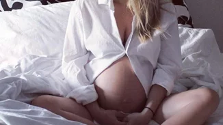 Ελληνίδα παρουσιάστρια ποζάρει στο κρεβάτι λίγο πριν τον τοκετό