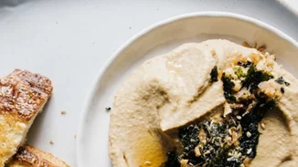 Οι 3 τροφές που σε βοηθούν να κοιμάσαι καλύτερα το φθινόπωρο