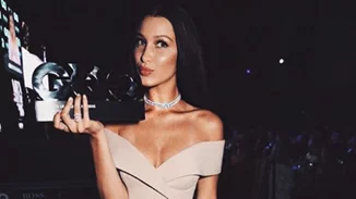 Bella Hadid: Έκλεισε τα 20 και κυκλοφορεί πιο αποκαλυπτική από ποτέ