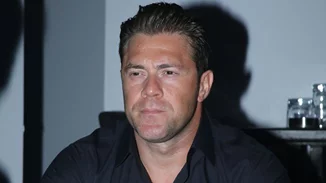 Χρήστος Χολίδης: Δες τον τραγουδιστή με ανανεωμένο look σε βραδινή έξοδο