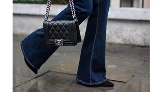 5 tips για να φορέσεις το παντελόνι- καμπάνα με στυλ