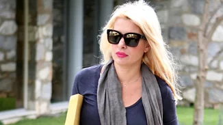 Ελένη Μενεγάκη: Τι φοράει για μια χαλαρή βόλτα στη Κηφισιά