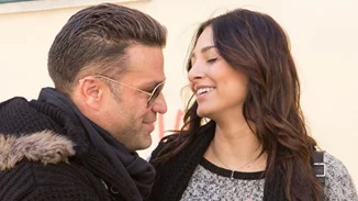 Κώστας Σόμμερ-Ναυσικά Παναγιωτακόπουλου: Καυτά φιλιά στη μέση του δρόμου!