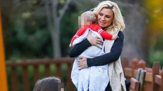 Κατερίνα Καραβάτου: Με τα παιδιά της στην παιδική χαρά