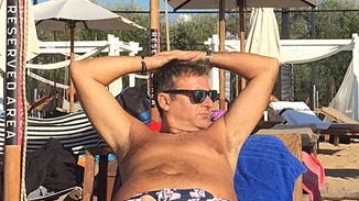 Γιώργος Λιάγκας: Συνεχίζει τα μπάνια στη θάλασσα