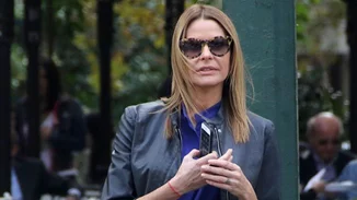 Τζένη Μπαλατσινού: Με εντυπωσιακό look στο κέντρο της Αθήνας