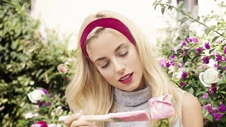 Δούκισσα Νομικού: Η νέα καμπάνια Pink Woman τη μετατρέπει σε Αλίκη στη Χώρα των Θαυμάτων