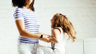 Ανάλυσέ Το: Nα γιατί τα παιδιά «τρελαίνονται» μπροστά στην μαμά