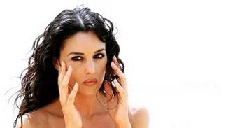 Monica Bellucci: Χωρίς ίχνος ρετούς είναι ακόμα πιο όμορφη!