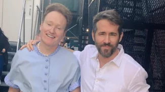 Ryan Reynolds - Conan O’Brien: Αναπαριστούν την πιο χαρακτηριστική σκηνή του «The Notebook»