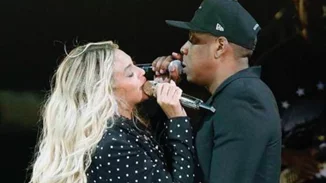 Beyonce - JayZ: Δίνουν το πιο καυτό φιλί on stage!