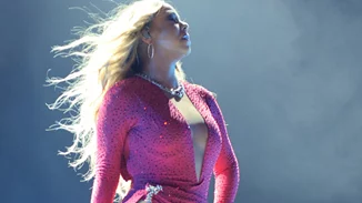 H Mariah Carey φόρεσε κόκκινο κορμάκι και ξεσήκωσε το κοινό της