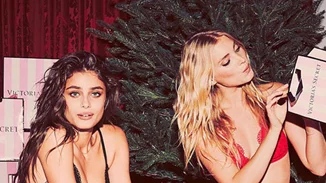 H Elsa Hosk στολίζει το δέντρο μόνο τα εσώρουχά της!