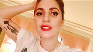 Lady Gaga: Η διαμαρτυρία έξω από τον πύργο του Trump