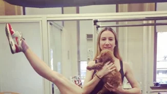 Ασκήσεις σε μπάλα ισορροπίας: Δες τι κάνει μία πρίμα μπαλαρίνα