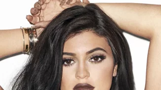 Κάντο όπως η Kendall: Η Κylie Jenner αντιγράφει την αδερφή της και κάνει piercing στο στήθος!