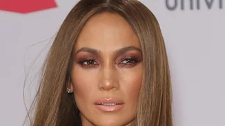 Jennifer Lopez: Πιο εντυπωσιακή από ποτέ με διάφανη ολόσωμη φόρμα στα Latin Grammy Awards!