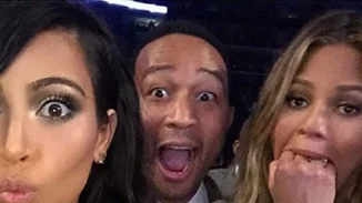 Chrissy Teigen: Προσφέρθηκε να κυοφορήσει το μωρό της Kim Kardashian